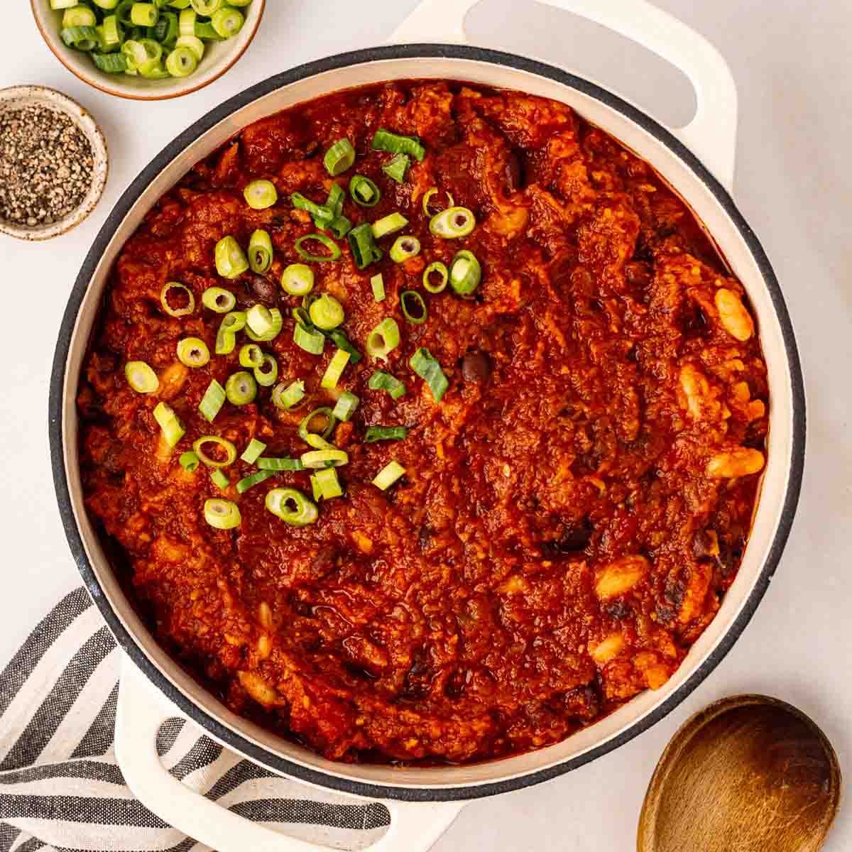 Easy Vegan Chilli by Taming Twins