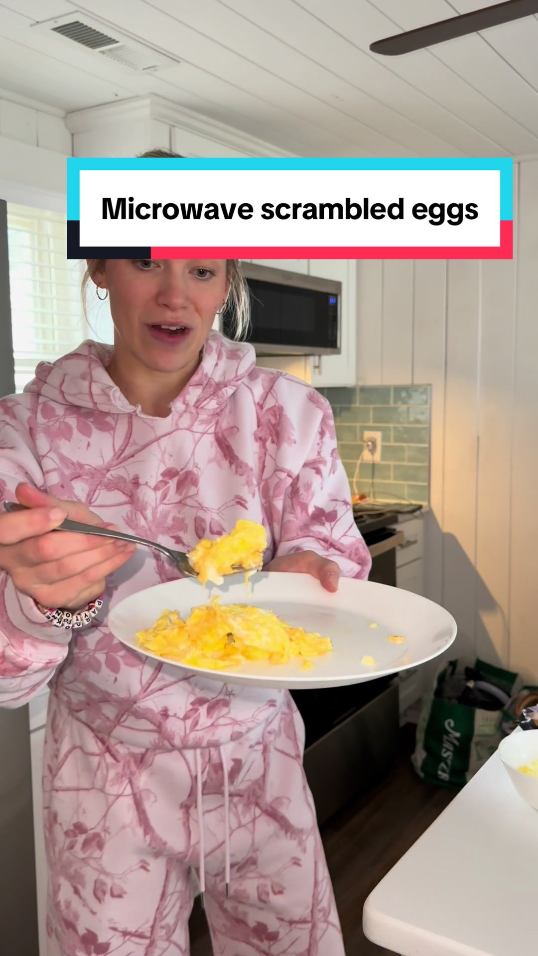 Cheesy Microwave Scrambled Eggs by Mealsandmunchies