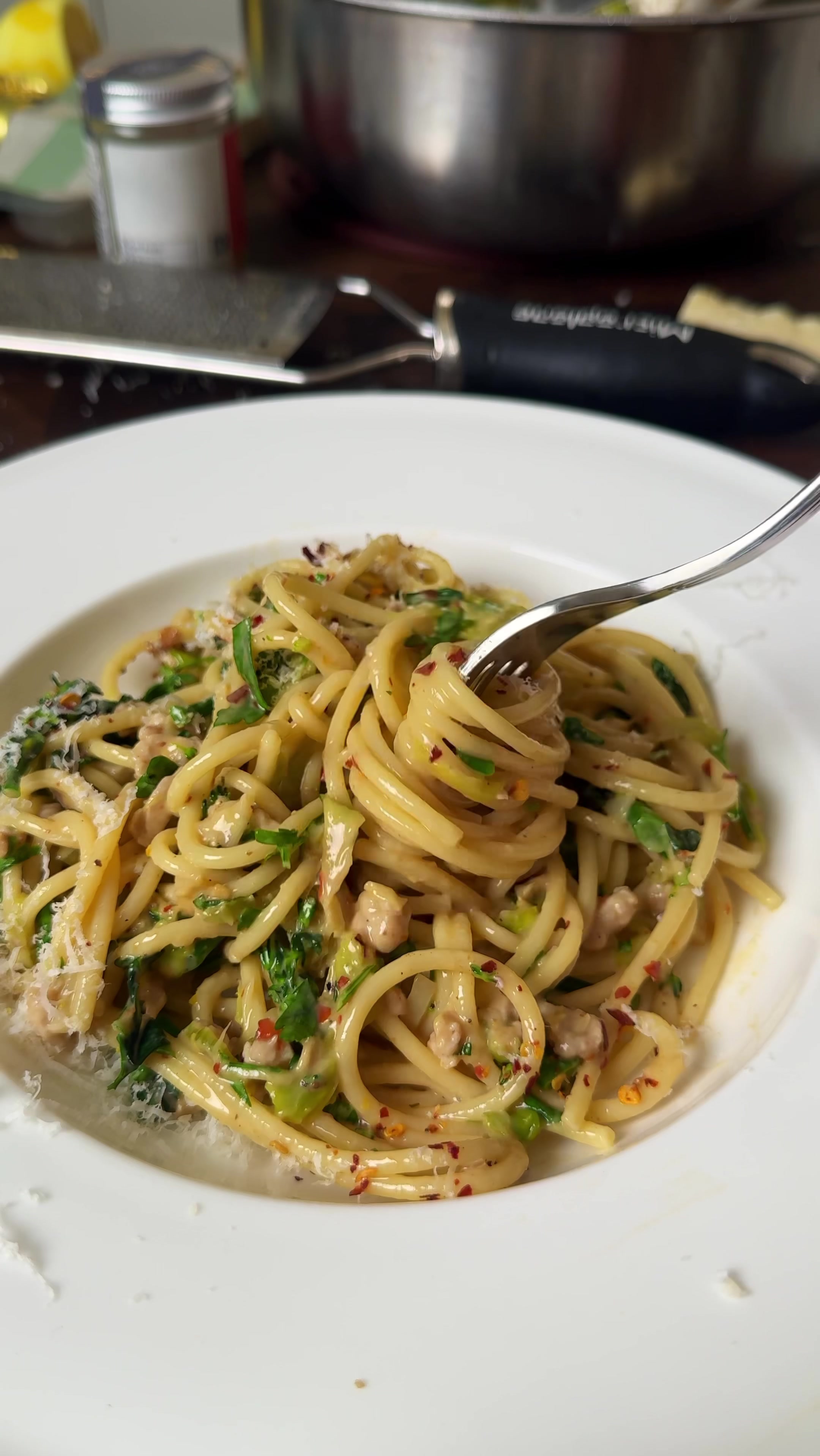 Healthy Broccoli & Garlic Spaghetti by Emthenutritionist