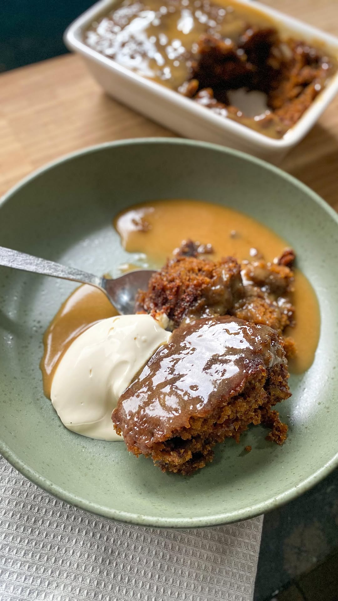 sticky toffee pudding by Thebakingbuddha